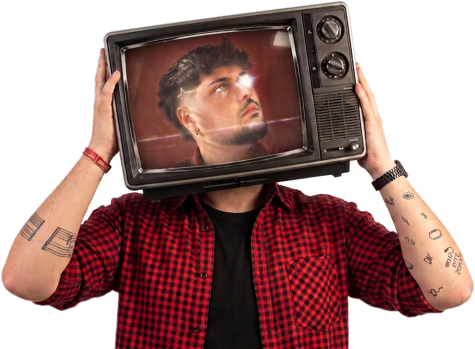 Pablo Aznar sujetando una televisión antigua con su cara en la pantalla